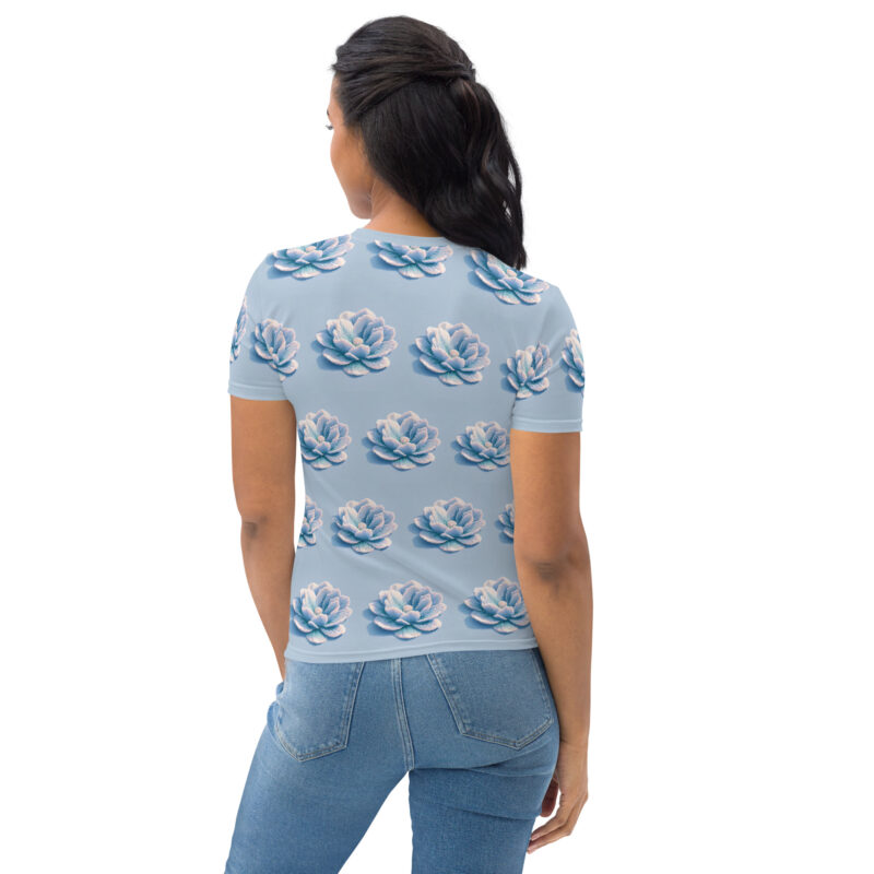 3D Voxel-Blumenillustration in Trendfarbe Hellblau 2024 Allover-Damen-T-Shirt